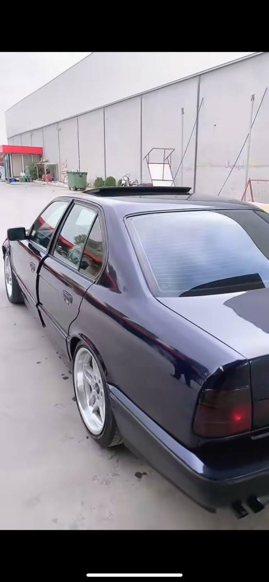 bmw 525i مۆدیل 1990 مواسەفات کوشین کارەبەی  سەلایت چار جام کارەبەی گێر تۆماتیت تەبریت  شاغالە چوار ویلی سفری  یز لەسەرە  سەبوغ عامە بەبێ لێدان   *********** گار موشتەری نی بێزارم مەکە گۆریناوەش نەکەم أربيل, العراق
