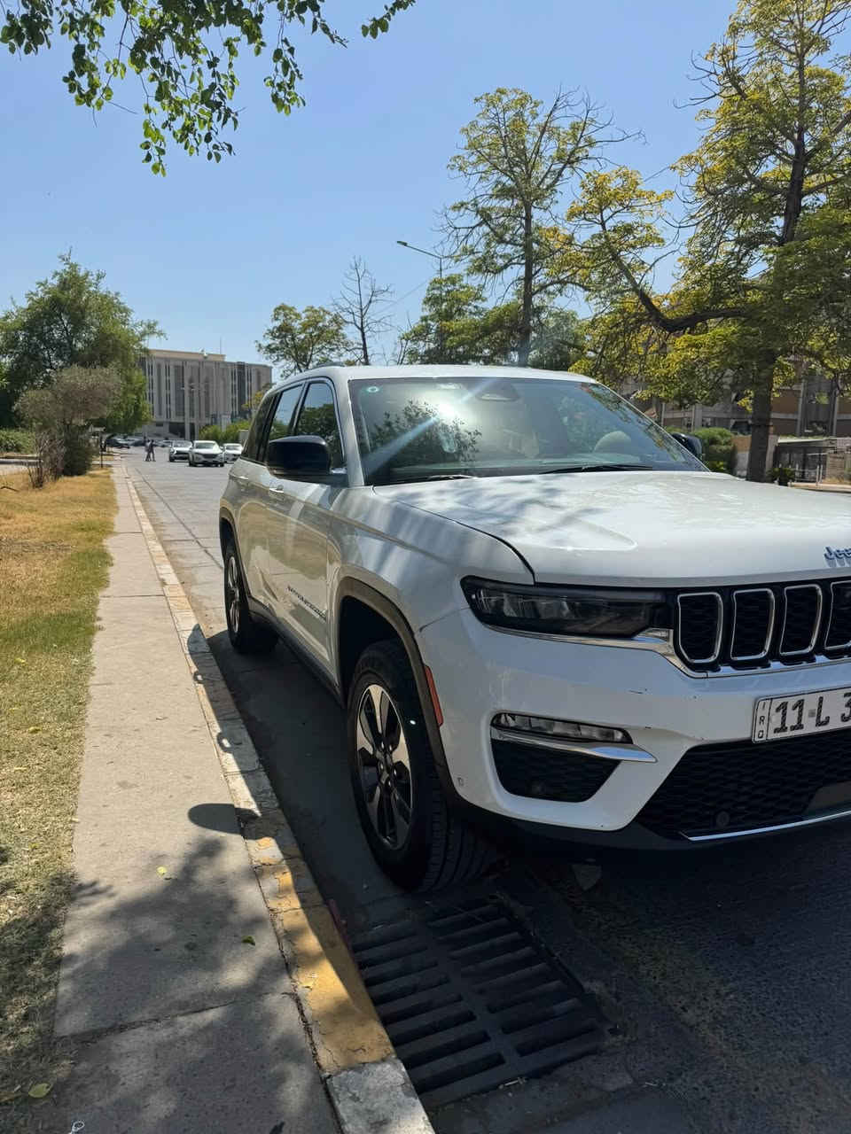 السلام عليكم
للبيع 

** Jeep Grand Cherokee 4xe**

** موديل 2022**

- وارد أمريكي
- ممشى: 45000 كم
- محرك 2.0 تيربو + هايبرد (e-sive
- ⁠-in Hybrid)
- قوة 375 حصان
- دفع رباعي (4x4)
- جير أوتوماتيك 8 سرعات
- لون أبيض / داخلية جلد أسود
-  3 شاشة كبيرة مع Apple CarPlay وAndroid Auto
- كاميرا خلفية
- ⁠صندوق كهرباء
- المقاعد 5 راكب
- حساسات أمامية وخلفية
- تشغيل بصمة ودخول ذكي 4 ابواب
- السيارة بحالة جيدة جدًا وجاهزة للاستخدام

🔹 ملاحظة: السيارة كانت تحتوي على ضرر أمامي وخلفي وتم إصلاحها.

💰 السعر: 270$

📍الموقع: بغداد

للاستفسار يرجى التواصل على الخاص أو الاتصال.

***********
