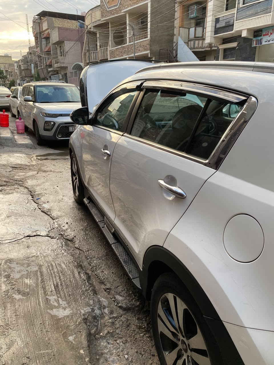 السلام عليكم
سبورتج ٢٠١١ لون ابيض بانوراما رقم مشروع وطني بغداد انكليزي
سنوية نافذة لغاية ٢٠٣٠
خليجي محرك ٢٠٠٠ دوش
بيها جاملغ ايمن صبغ بدون دواخل 
وبارد بالباب الخلفي الايمن 
الكير مضبوط المحرك بي تبخير قليل جدا
السيارة تبريدها ثلج جاهزة متصرف عليها
السعر 122$ وبيها مجال قليل حك الجية 
مكانها بغداد - الاعظمية  
للاتصال 
***********

