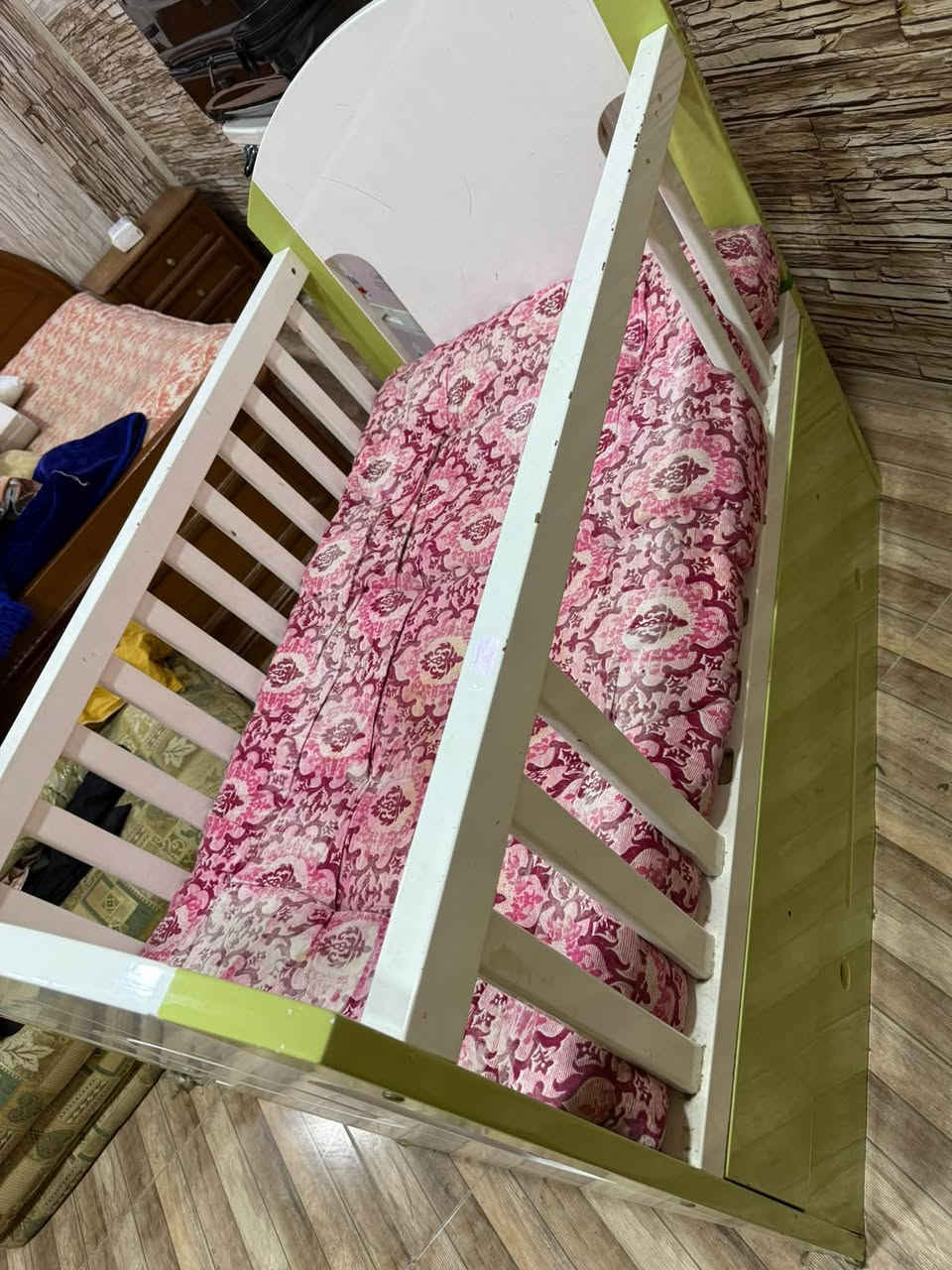 سرير اطفال ماخذته من بصره سنتر  مع جرارات ثنين موجود بشارع التجاري
+964 788 166 1377
