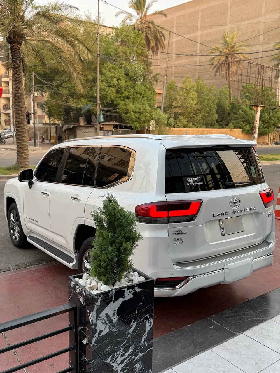 لاندكروز VXR توين تيربو اعلى فئة بل لاندكروز 
موديل 2023 ضمان وكالة ساز
ماشية 38 الف حقيقي رقم بغداد تحويل مباشر باسم المشتري 
السيارة مكفولة من الصبغ والفتح والدبل كود
بيهه فقط بارد بسيط جداً بلجنطة غير شي كفالة  
السعر 740$ وبيهه مجال بسيط جدا
رقم الهاتف / واتساب  ***********
