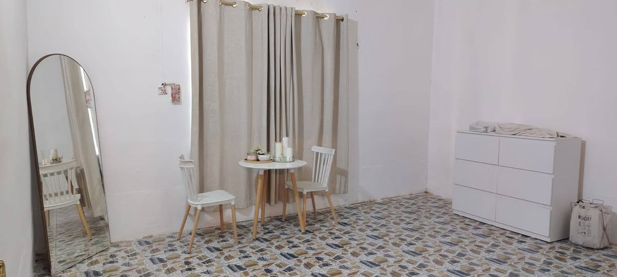 السلام عليكم ورحمة الله
بيت للبيع مساحة 220 متر زراعي في منطقة الجمالية ( الحصوة)  قرب جامع السجاد ع قرب الابراج 
البيت يحتوي على استقبال كبير 7×4
مطبخ + 3 غرف + صالة + خلفية 
حمام خارجي +حمام داخلي طرمة بيها سقيفة 
بي خط مولد مع المغاسل وماطور ماء وسخان  وتانكي ابو الفين لتر عدد 2
هدية للمشتري 
السعر 35 وبي مجال 
للاستفسار = ***********
                  ***********
