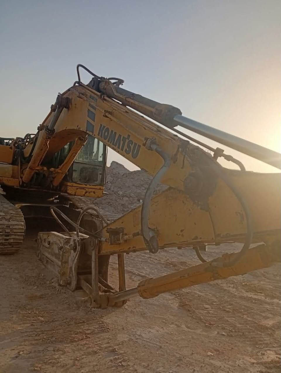 حفارات كوماتسو عدد 2 موديل 2001-2002 الحجم 340 حجري  معا النقارات مجهزات تجهيز كامل محرك مضخة جديدات الموقع السماوه 
رقم الهاتف:***********
