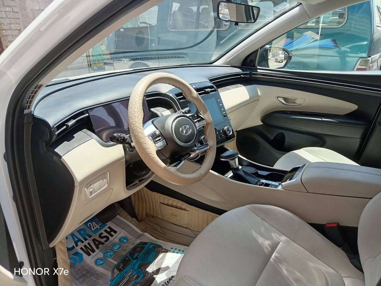 السلام عليكم✋ 
           Hyundai Tucson🇰🇷 
للبيع........
     موديل 2024......        وارد  (خليجي) 🇦🇪 
رقم بغداد دولي........
        سياره مكفولة كفاله عامه........
ماشيه 6000km...بعده زيرو...
سياره فول ماعده البانوراما....
المواصفات...
1.كشنات كهرباء ⚡..
2.مري شفط..
3. شحن لاسلكي..
4.منفذ يوسبي......
5.شاشه تدعم الكار بلاي..
6.تبريد قطعتين......
7.بردات جانبية بلادي...
8.كشن مخمل....
9.مكينه 2000دوش....
3.10 انضمه قيادة SBORT _NORMAL_EKO
11.بصمتين........
12.تشغيل عن بعد....
13رادارات خلفيه وماميه.......
............  ..............    ..............  ..........   .......... 
السعر💰 210وبيه مجال بسيط........
☎️رقم *********** سيد محمد 
📌 مكان بغداد حي العامل شارع 7 نيسان

نص مكتوب في الصور:
- HONOR X7e