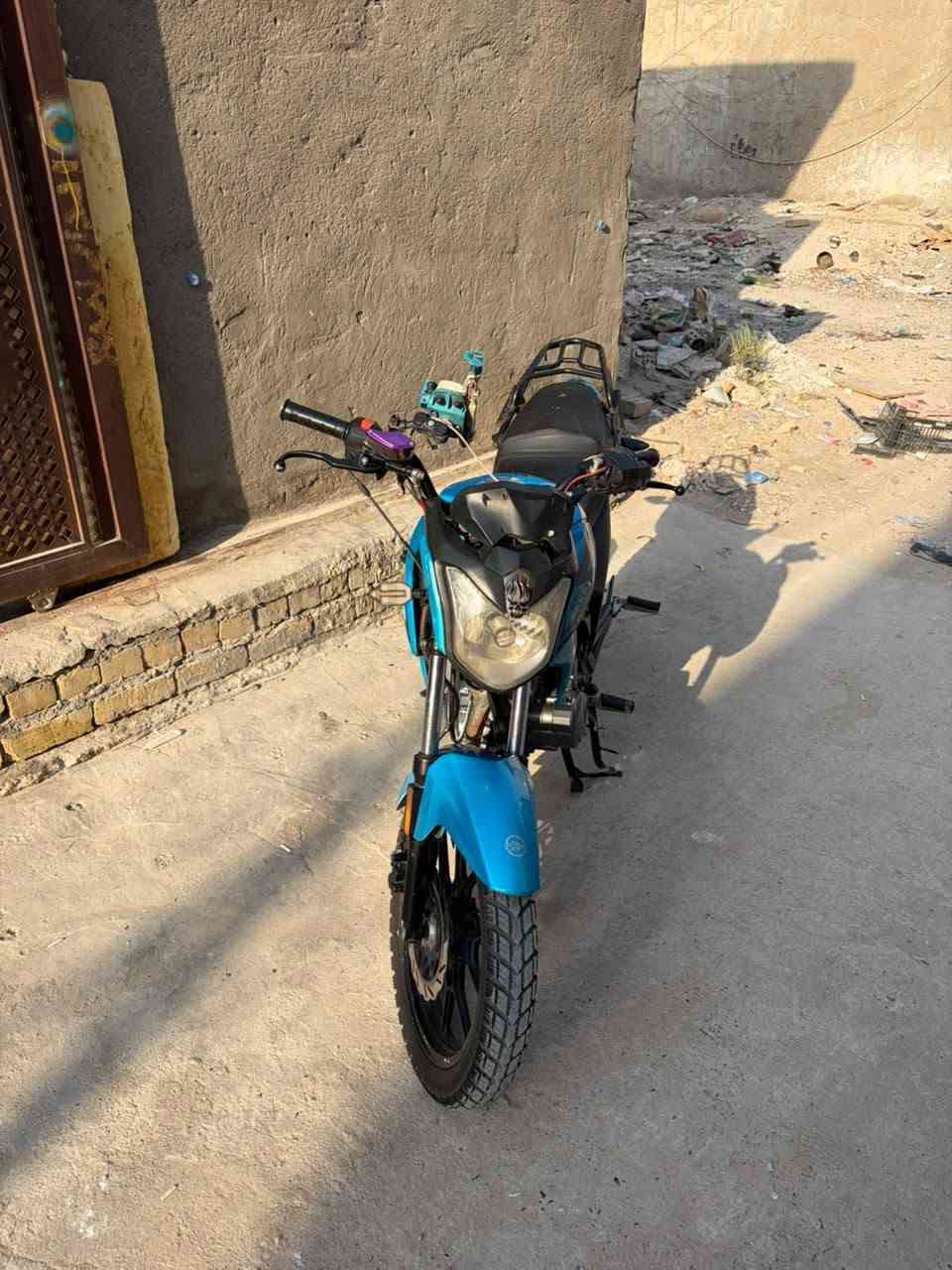 السلام عليكم من رخصت الأدمن دراجه كيوي RK موديل 22 رقم بغداد مشروع وطني رقم مميز 150cc دراجه احله من الصور نضيفه مكينه ما مفتوحه سعرها 1900 او بيها مجال بسيط للأستفسار *********** واتساب او رصيد متواجد
