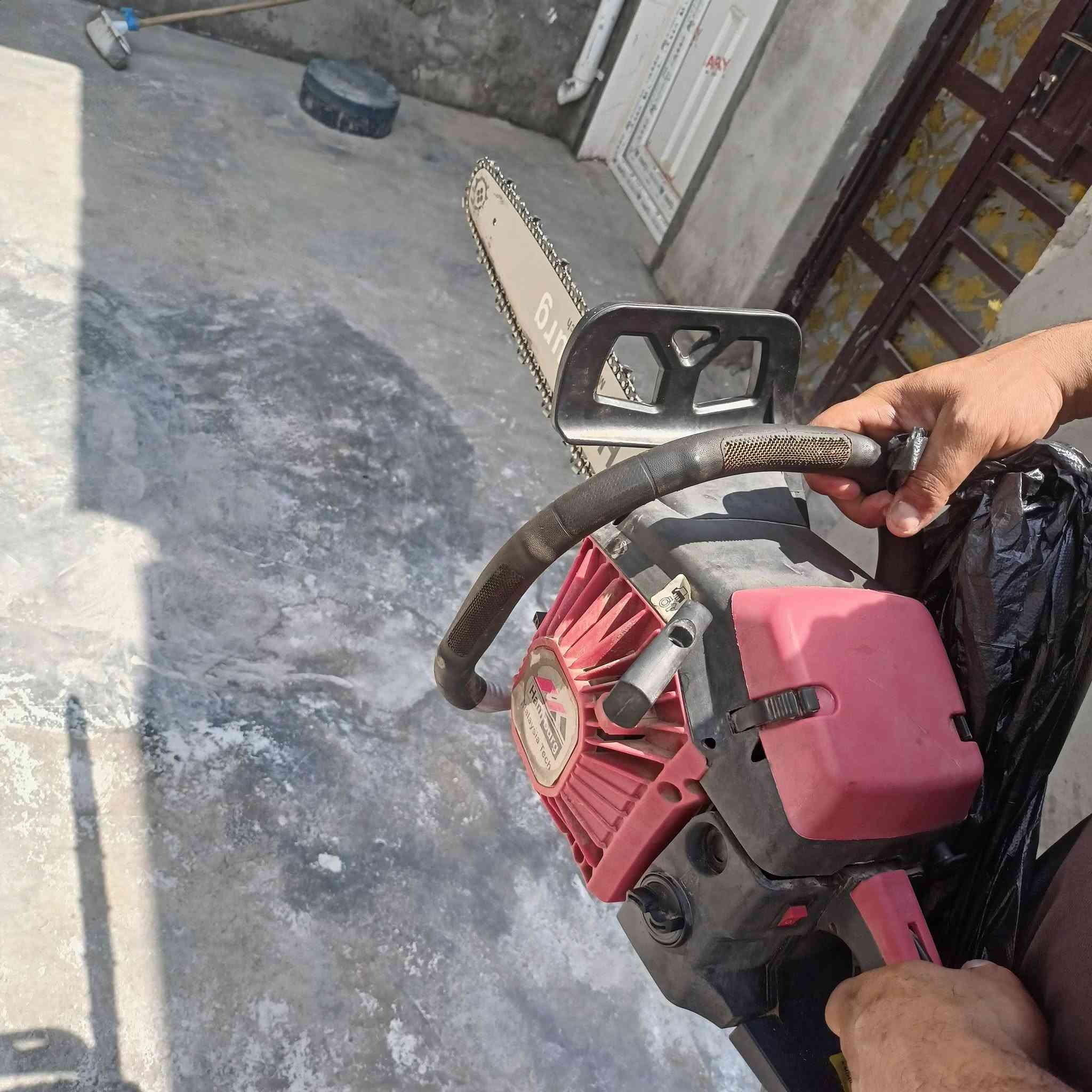 سلام عليكم يتوفر ماطور قص اشجار مستعمل قليل و كامل ملحقاته ***********
