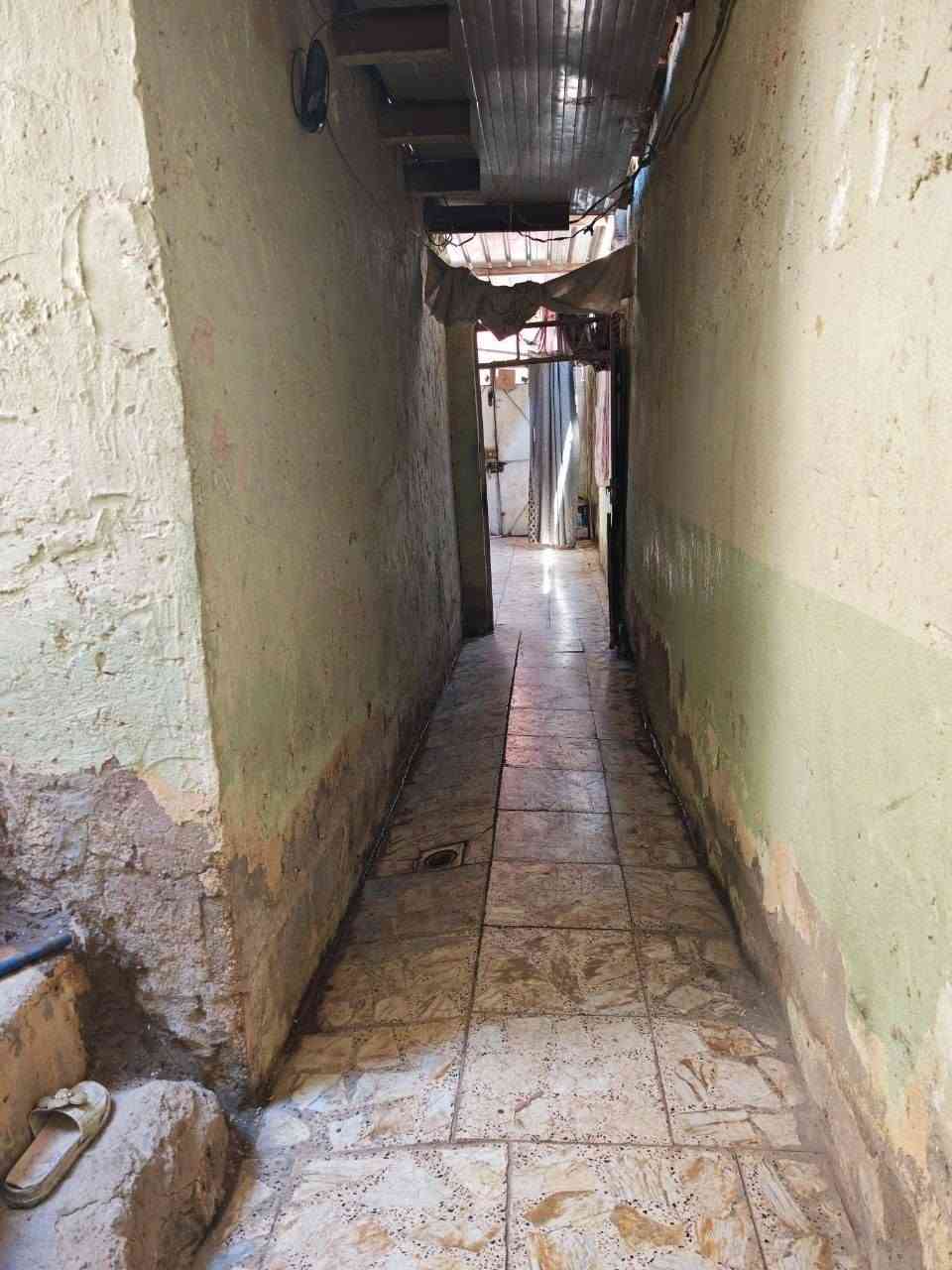 السلام عليكم
بيت شرعي للبيع مساحة 100 م  طوله 20 وعرض 5 يحتوي على حوش واستقبل وغرفة وصالة وممر ومكشوفه 2 وتخاريج ومطبخ 
البيت نظيف واجهية شارع سعره 40 وبي مجال للشراي المكان نجف شارع المدينه جديده الثالثة قريب على مدرسه الفرقان للبنات الابتدائية للاستفسار اكثر اتصل على (***********)
