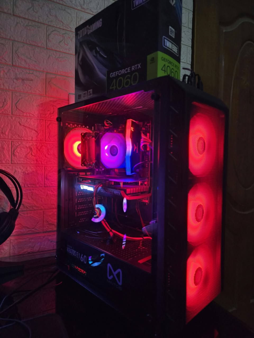 المواصفات الرئيسية:

​المعالج: Intel Core i5-12400F جيل 12 قوي جداً للألعاب والبرامج.
​كارت الشاشة: NVIDIA GeForce RTX 4060 8GB أداء جبار في جميع الألعاب.
​الرام: 16GB DDR4/8*2 بسرعة 3200MHz.
​التخزين: 1تيره ssd فائقة السرعه
​اللوحة الأم (Motherboard): ASUS H610M-K DDR4.
​نظام التشغيل: Windows 11 Pro أصلي ومفعل. 
بور سبلاي 600W
يجي وياه حسابات العاب سلسله توم رايدر 
وسبايدر مان2 ومحاكيات أيضا كامل بس شد وتلعب  مع ماوس وكيبورد
جهاز نظيف استعمال جدا قليل 
مكاني سماوه شراي يراسلني خاص 
لاستفسار ***********
