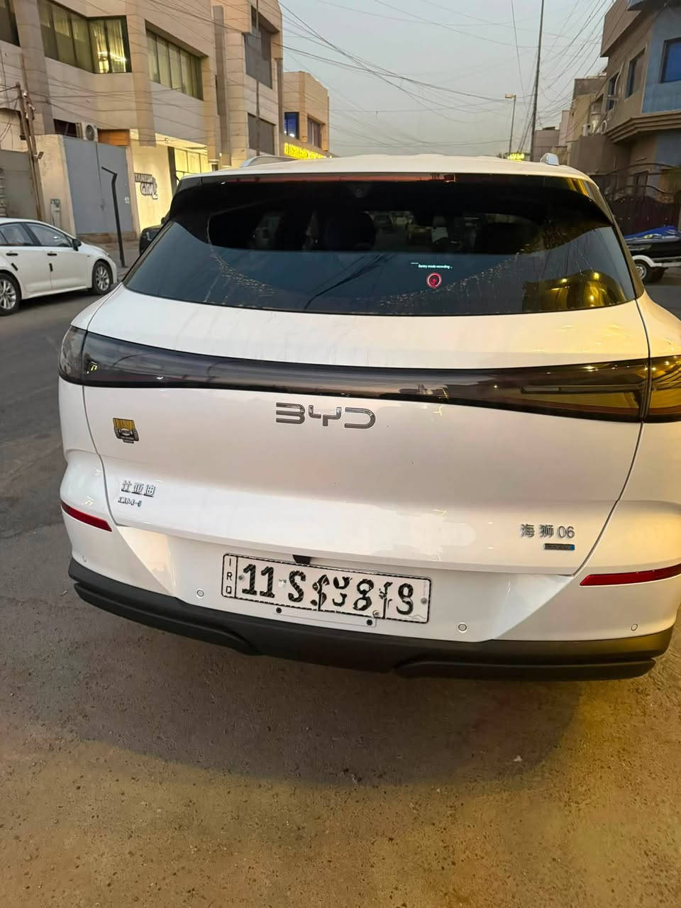 السلام عليكم
سيارة BYD سياليون06 فول  أعلى مواصفات بأستثناء قمارة حديد رقم بغداد وبأسمي ماشيه5000 كيلو للبيع وبسعر 37 مليون  للأستفسار ***********. 
السيارة موجودة في شارع فلسطين.
