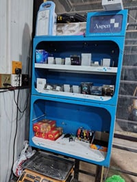 غراض محل كامل لبيع اربع عارضات وعارضه بطح مع رفوف العارضات لوحده علا 2...