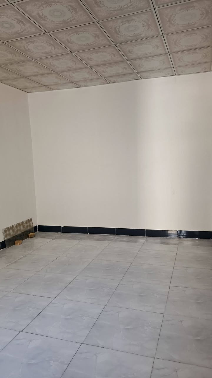 سلام عليكم  57 متر للبيع بناء بلوك وعكاده اساس طابوك يحتوي على غرف نوم او صاله وصحيات ومطبخ ارضيه بورسلين سقوف ثانويه العنوان نجف شارع المطار جديد بشارع علكم بشارع حاتم الخير نهايت المقرنص مكانه كولش حلو سعر 25 او بي مجال ***********@

