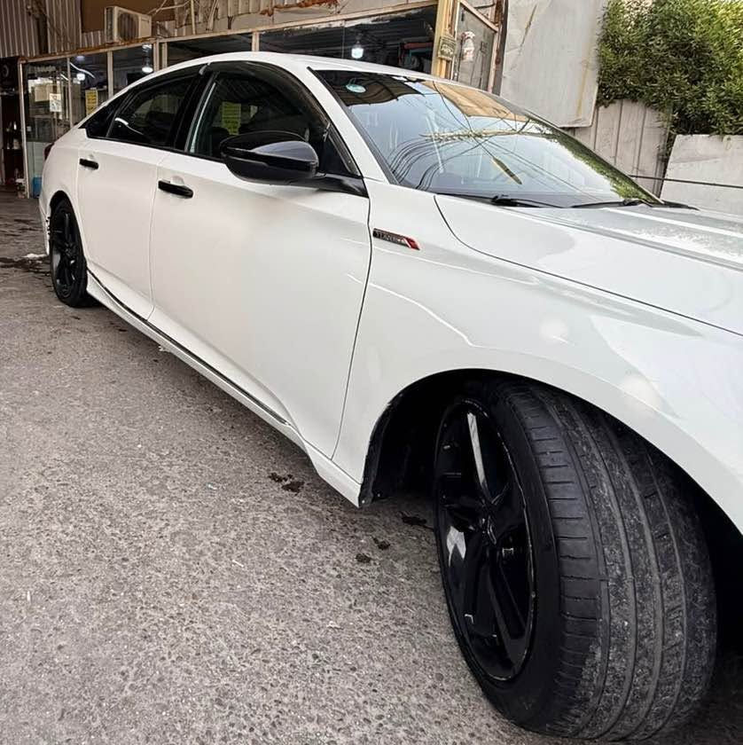 السلام عليكم 
هوندا اكورد ياباني 2019 فئه سبورت بانزين فقط 
رقم دهوك بأسم عربي تحويل مباشر 
ماشية 120,000 كم 
حادث امريكا جاملغ خلفي فقط بدون دواخلي 
سونار و صور الحادث مرفقه بالمنشور 

مواصفات فول : 
( فتحة سقف ، محرك 1500 تيربو ، تحكم استيرن ، شاشه ، كامرا ، كراسي جلد ، كراسي كهرباء ، كشنات خزن ، اوتو هولد ، مود درايف ، رادار امامي و جانبي ) 
وباقي المواصفات المعروفه 

السعر : 125 وبيها مجال بسيط 
العنوان : بغداد / الكرخ / حي الحسين 
الهاتف : *********** بغداد, العراق

نص مكتوب في الصور:
- BidFax.info