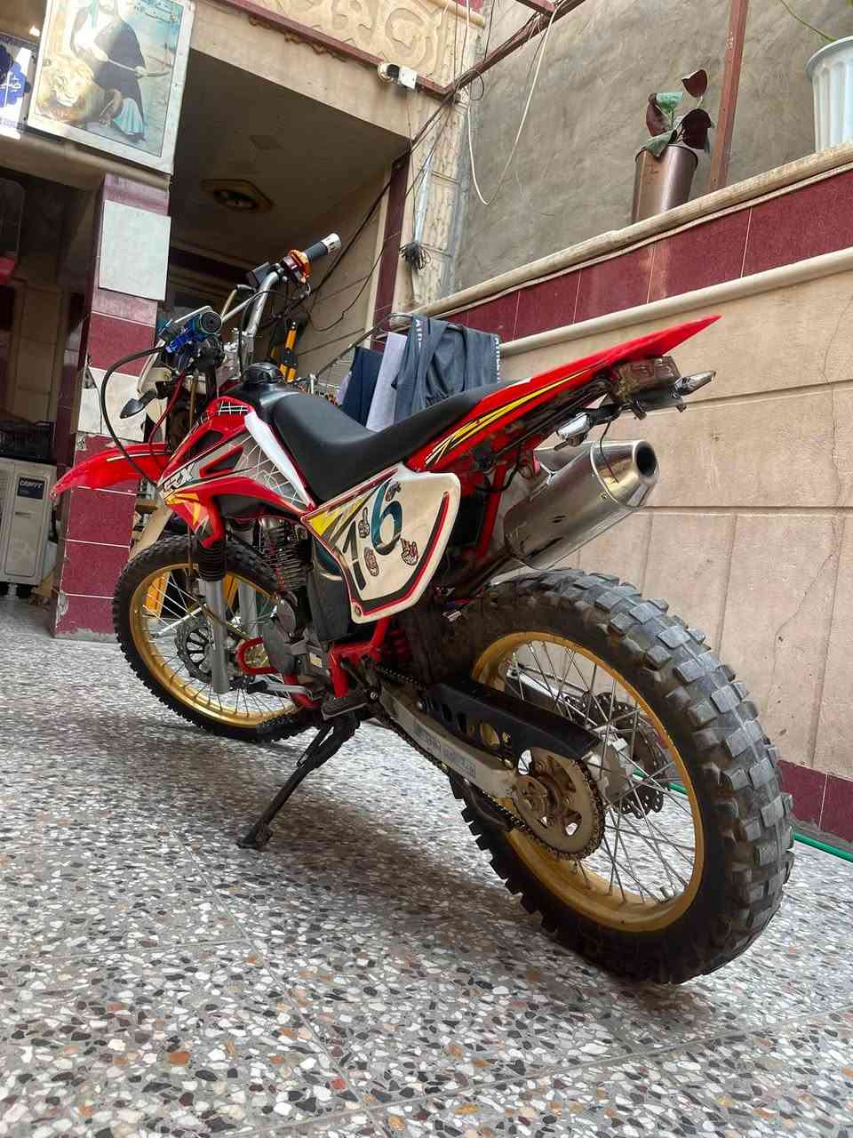 لسلام عليكم قفاز CRX 300cc للبيع شلعه معدل اشك الكاع بيه نقص فقط فج بريك خلفي وشكم ملاحضه بسيطه السعر مليون مكاني حي العامل بغداد ***********
