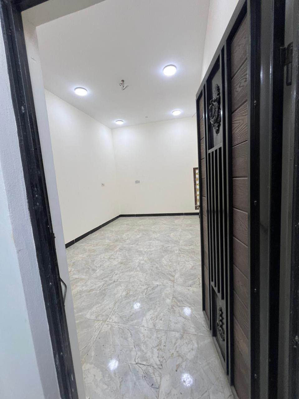 دار سكن للبيع 🏠 
#المساحة :: 100
#السعر :: ٥٨مليون وبي مجال بسيط 
طابو صرف زراعي المالك عراقي 🇮🇶
#البناء_حديث_جاهز_للسكن 💯
شط لعرب الجزيرة شارع زين العابدين 
#الخدمات :: ماء كهرباء مدارس سناتر 
منطقة سكنية والبناء فيها منظم وحديث
#تستلم_بيتك_عند_المكاتبة
#المحتويات ::  وصحيات خارجية وحديقة
وأستقبال وصالة ومطبخ  وصالة معزولة
وموزع غرف وغرفتين منام وصحيات داخلية ومنور 
#خارطة_مميزة_وسعر_مناسب
……….
#للأستفسار ::***********
مكتب عقارت المهندس شط العرب, البصرة
