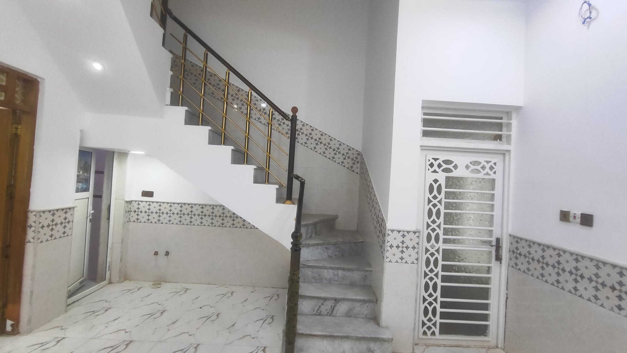 دار للبيع المساحه 100 متر بناء درجه اولى وحديث حي الغدير قرب مدرسه جبل الصبر رقم الهاتف ***********
