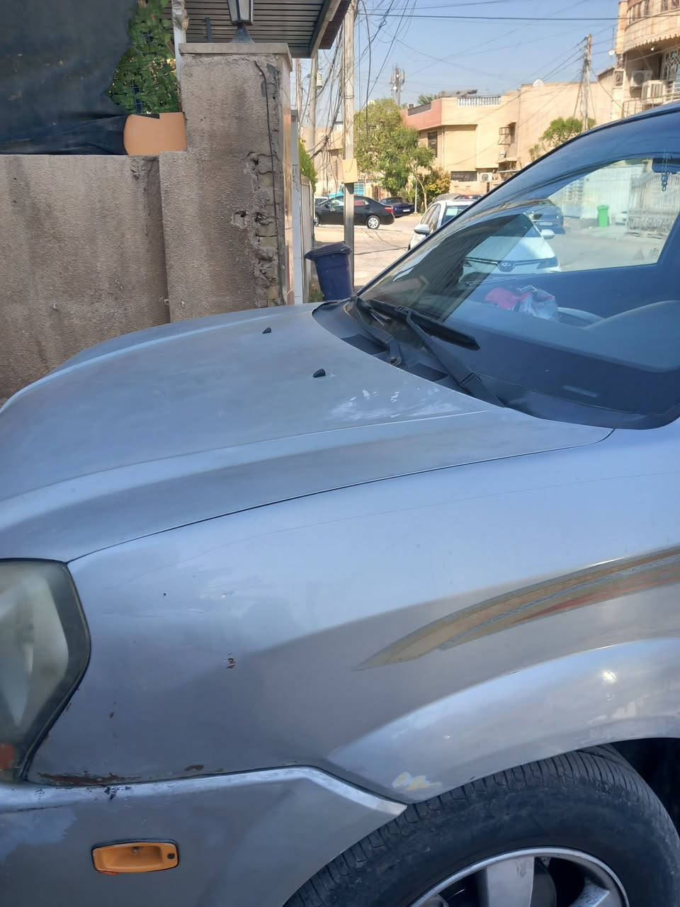 توسان للبيع السياره موديل ٢٠٠٧ السياره مثل متشوفون كشره بالصور وراد أمريكي بيه بأمريكا فقط الجامرلغ الي عكس جهة السائق بيه ضرر بدون دواخل السياره تبريد ثلج و كير ومكينه مكفولات صدره يراد شويه تصليح 
السعر ٧٧ ورقه الاتصال على الرقم ***********
مكينه ٢٠٠٠ دوش
