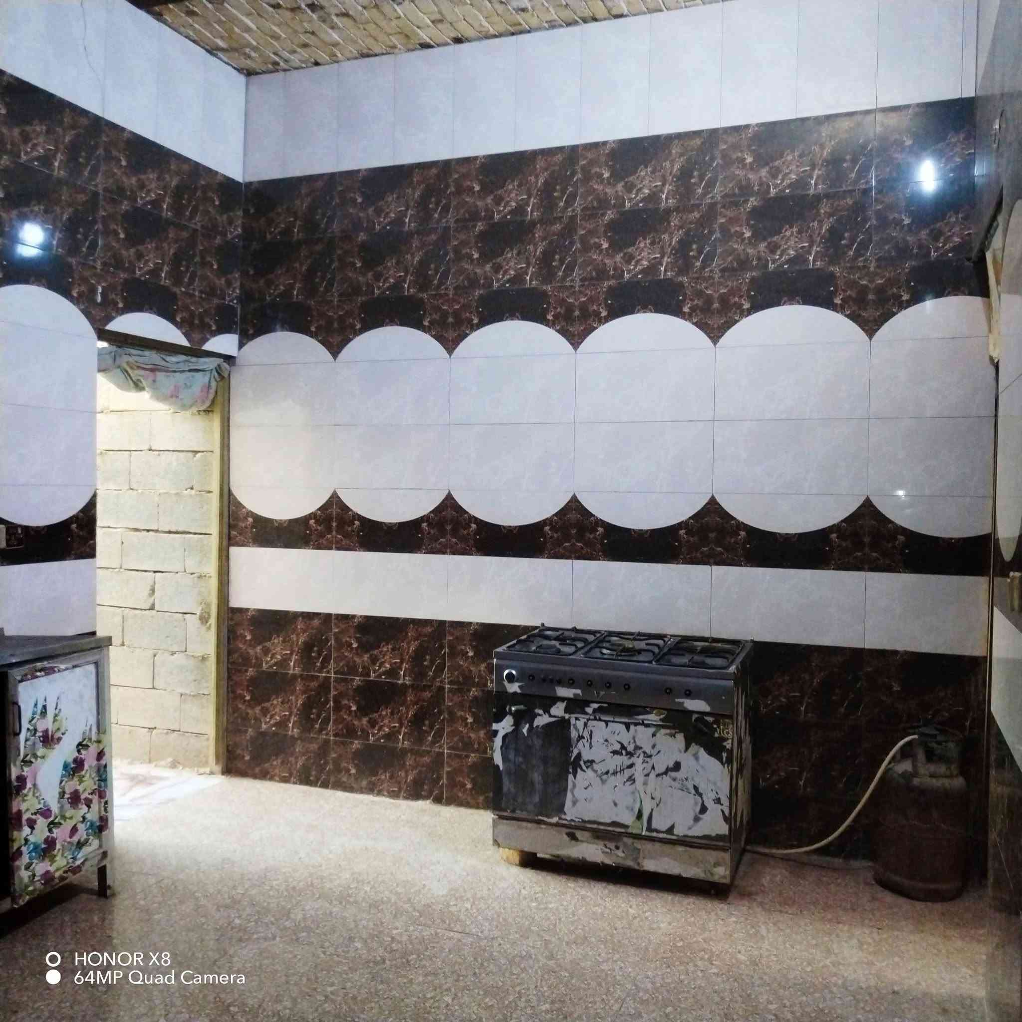 بيت زراعي البيع مساحه 200م
طريق سوك  العكيكه بستان ال طعيمه قرب للشارع لعام محتوياته غرفتين وصاله واستقبال وديوانيه ومطبخ وصحيات وترك ومنور بناء جديد بلوك كهربائي رباطات عوزه بس بورك  بيتونه وارضيه ديوانيه هاذا رقمي *********** السعر44 وبي مجال شراي بسيط جداً

نص مكتوب في الصور:
- HONOR X8 64MP Quad Camera
- O HONOR X8 64MP Quad Camera
- HONOR X8
- 64MP Quad Camera