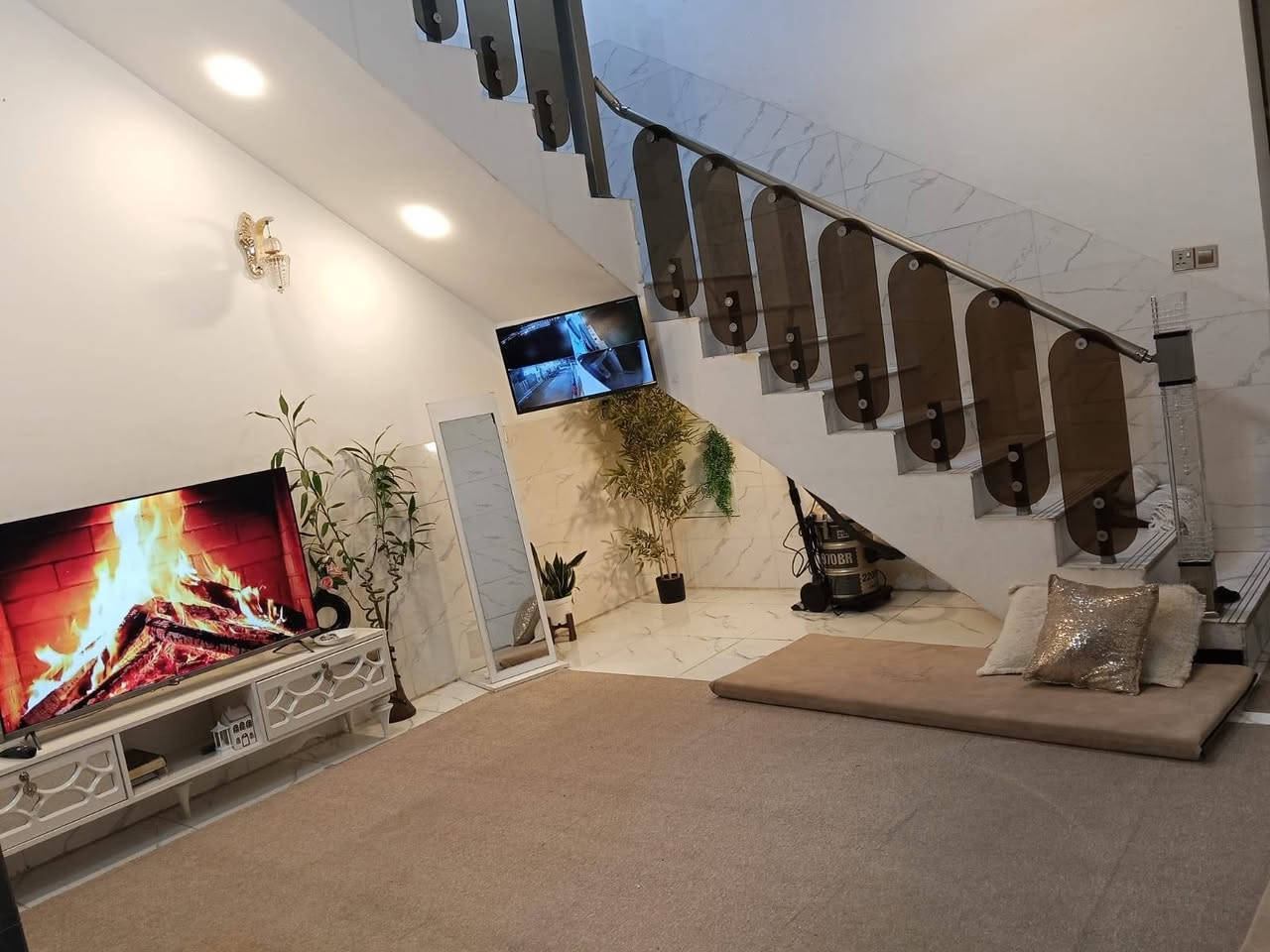 دار للبيع 🏠 بداية الزعفرانية __ الشهداء. اول فرع من شارع مركز الشباب
مساحته 110 زراعي مجاور الطابو 
بناء حديث ٢٠٢٥
٣ غرف نوم كبيرة 
مطبخ حار 
حمامات ٣ 
مدخلين على الإستقبال وعلى الصاله 
سطح مسقف
 للاستفسار 
***********
