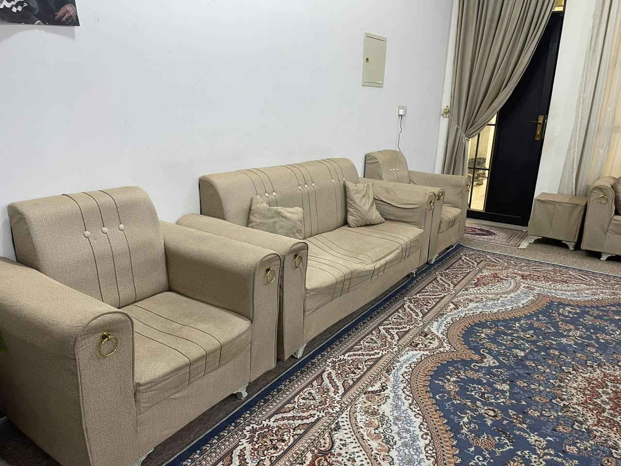 السلام عليكم اخواني الاعزاء عندي تخم قنفات سبع مقاعد يعتبر خمسه وعندي ديوان سبع مقاعد مستخدم اللي مهتم يتصل على رقمي اهلا وسهلا اسعار رخيصه مناسبه 

للتواصل الاتصال 
***********
