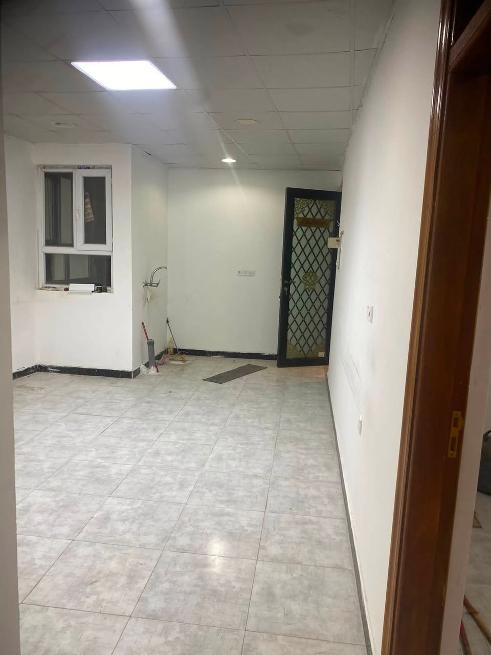 شقه طابق اول في منطقه كوت الحجاج ع شارع العام 
مقابيل مطعم زرزور فرع الطويسه 
الشقه تصلح 
للشركات المرخصه والمكاتب 
مراكز تجميل صالونات مرخصه 
تتكون من 
صاله ومطبخ 
وصحيات 
و3غرف 
سعر الايجار 750الف وقابل للتفاوض 

الاستفسار اكثر يرجى الاتصال 
***********
