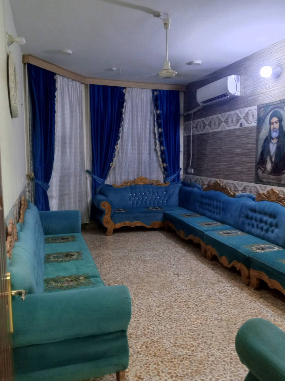 سلام عليكم دار للبيع المساحه 150متر طابو صرف الموقع حله بكرلي قريب على موقف دانه البيت طابقين بناء حديث يحتوي الدار على 3غرف نوم وصاله كلدور ومطبخ وكلدور حمام داخلي صحيات خارجيه عرض الشارع 10متر تبيلط مجاري وكهرباء ومي كامل خدمات علمن سعر المتر 800الف 
السعر 175قفل
