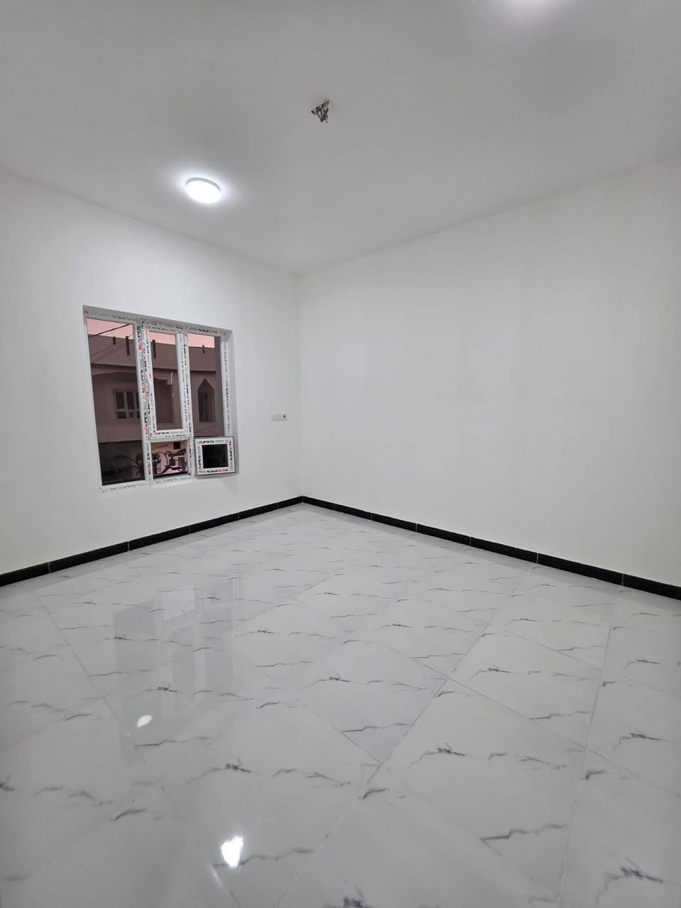 بيت الياخذه ميخسر ومناسب جدآآ 
دار للبيع سعر ب89وبي مجال للشراي 
الموقع: تكريت - حي الديوم - المربع الثاني (قرب المستوصف).

 المساحة: 100 متر مربع، ركن (زيرو صفر)، بموقع مميز 
 بناء درجة أولى، ديكورات سحب مغربي، ونظام دكتات 

 متكامل من الخدمات، وقريب من السوق والمدارس.

 3 غرف نوم.
 3 مجاميع صحية.
 استقبال.
 مطبخ (البوب قاصة الأصلي وشغل درجة أولى).

  جاهز للسكن 
 السعر: مناسب جداً فقط بـ 89 (مليون) وبيه مجال للشرايين

 للتواصل والاستفسار: الاتصال على الرقم ***********
