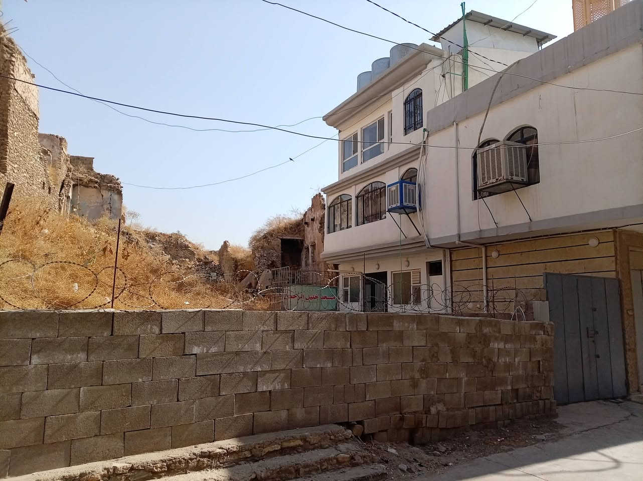 للبيع٠٠عقار في شارع حلب الفرع المؤدي إلى كراج باب الطوب مساحة ٨٣ متر تحتوي ع ٣ محلات وصحيات عامة ٠٠كما يوجد في نفس الفرع ارض مساحتها ٨٥ متر بجانب المسجد ويوجد عدد من العقارات داخل فروع شارع حلب ٠٠للتواصل***********
