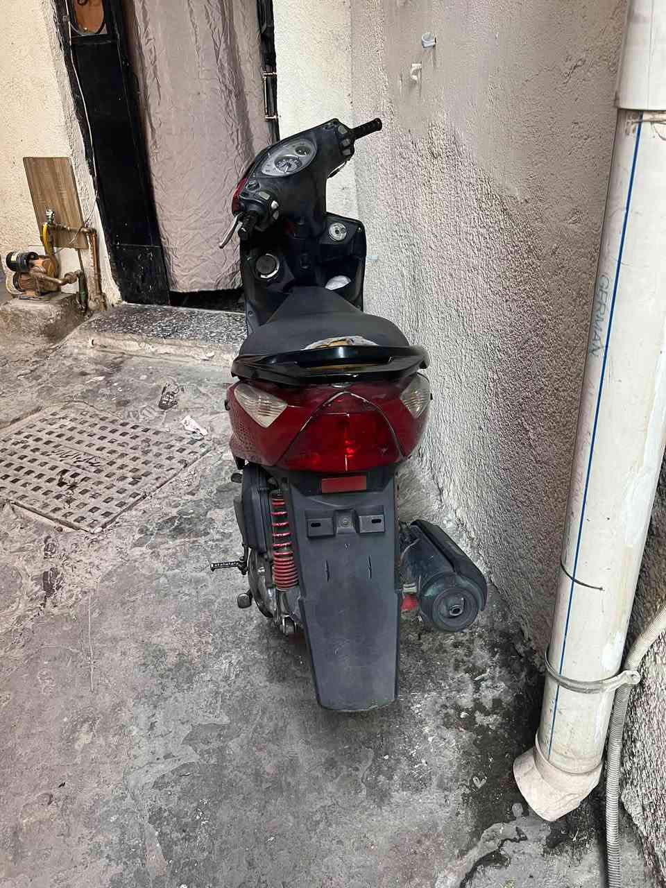 ثعلب للبيع دراجه كامله مكمله شغاله سلف وهندر كهربائات كامله نقصه دسكات فقط المكينه بلادي عداد سرعه وبانزين كله شغال ممفتوحه السعر 600 وبيها مجال قليل 
العنوان بغداد منطقه الفضل 
رقم تليفون***********
فقط واتساب
