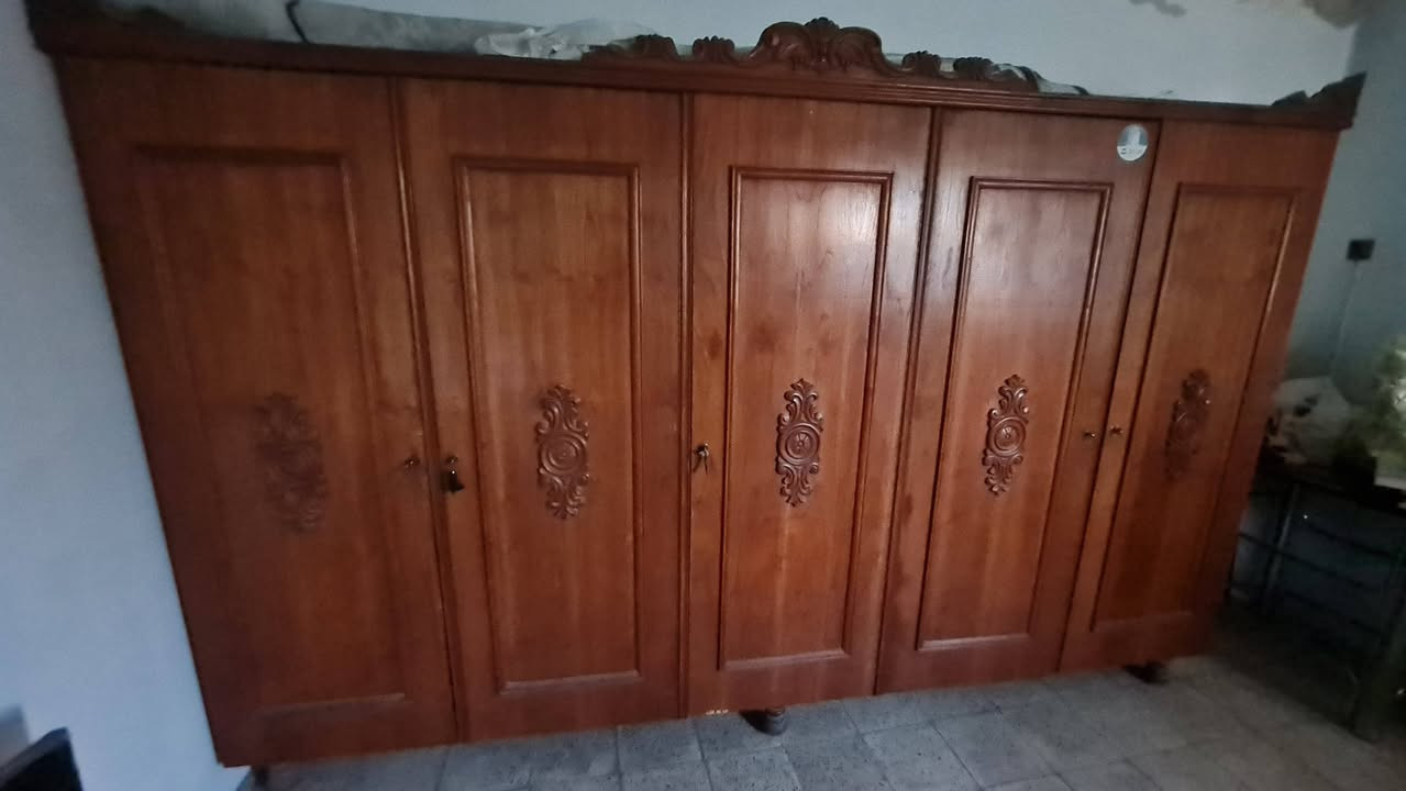السلام عليكم أغراض للبيع 
السعر قيم بما يرضي الله وبالعافية 
المكان بغداد كمب ساره قرب مسبح نادي المشرق للتواصل واتس اب او ***********
ما عده الكوميدي سعره ١١٠ الف 
وهيكل الحديد يصلح مخزن او قفص لطيور
