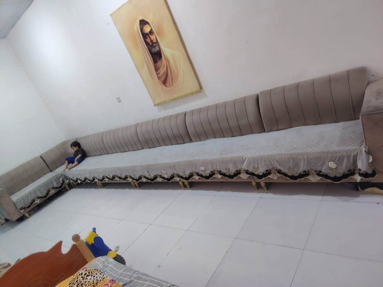 قنفات لبيع ١٢ متر ١٣ مقعد  لبيع رجل وحده مكسوره ليشريه يصلحه باقي كله جديد مشتريته بمليون اريد اشيل وابيعه قفل ب٢٥٠ الف مع مفرش عنواني البصره الزبير حي الخطوه لشراي يتصل ع رقم ***********
