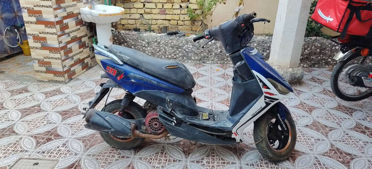 دراجة للبيع
المكينة شغاله بس سلف مابيه والهندر هم ما بيه، يعني ما بيها شغلة تشغلها ابيع على وضعه 
 السعر: 100 عنواني بابل الهاشميه
وتساب ***********
