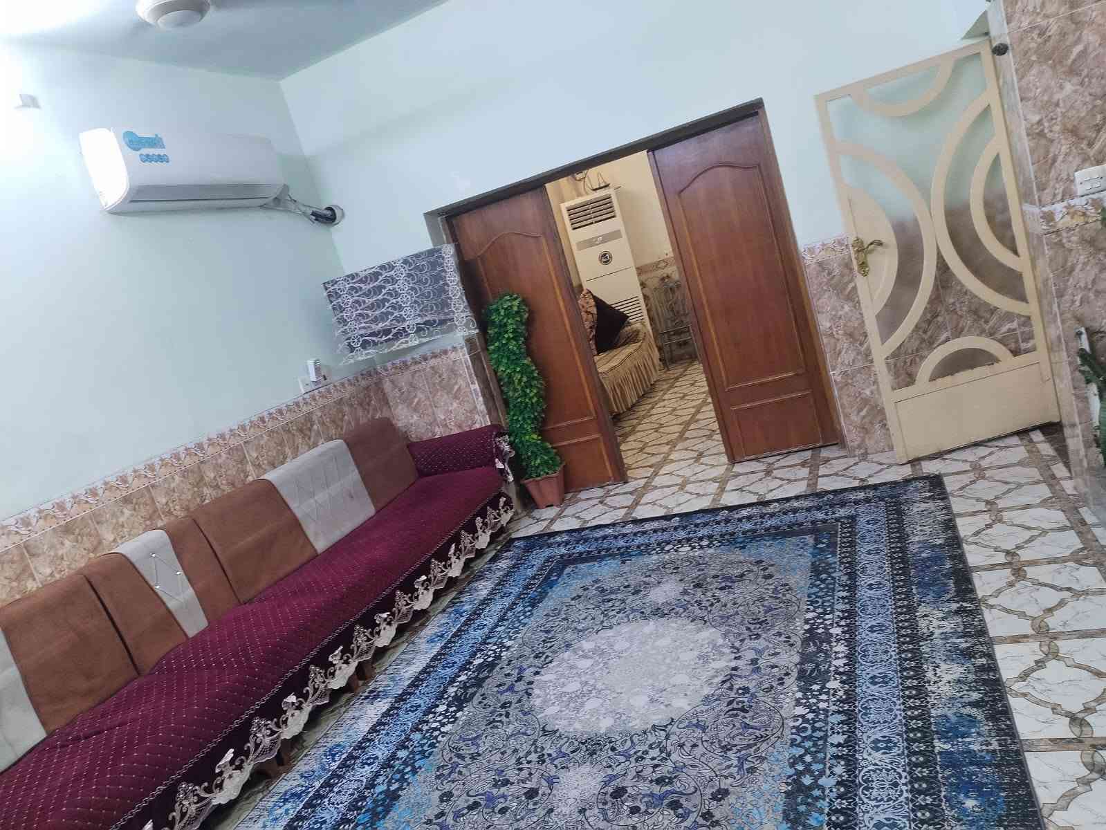 بيت للبيع لمساحه 135متر البيت يحتوي عل 
غرفتين نوم 
صاله
صحيات داخايه وخارجيه 
ستقبال 
موقع البيت شطيطه مقابيل بيت مله مزحم لاتصال أكثر عبره الرقم ***********

