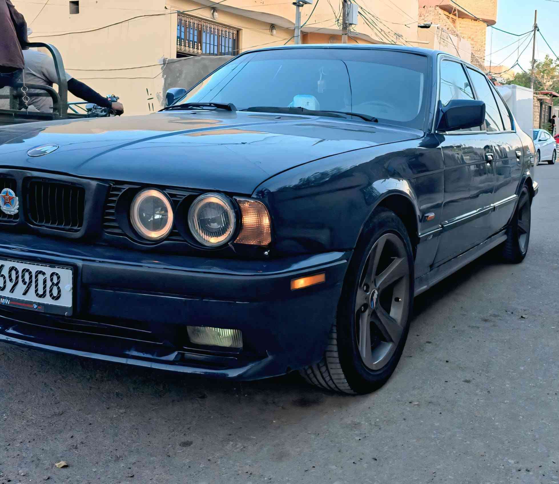 سلام عليكم BMW/525موديل 1990اصل بليته وسنويه وارد الماني فتحه سياره تعمير جديد مشتغله بيدي وخاسر عليه هواي سياره خير من الله كير محرك خير من الله التبريد عاطل لحد يسئلني عليه حداديه وره وكدام جديده كهربائيات كله شغال لايتات زينون لدات سوارات ويل هامان اصلي حجم 17 تو زايز سياره بأسمي سنويه لل 2029 هزته جديده لل27 ثانيوم احولك رقم بغداد 
مكاني ديوانيه السعر 40 
رقم ***********
