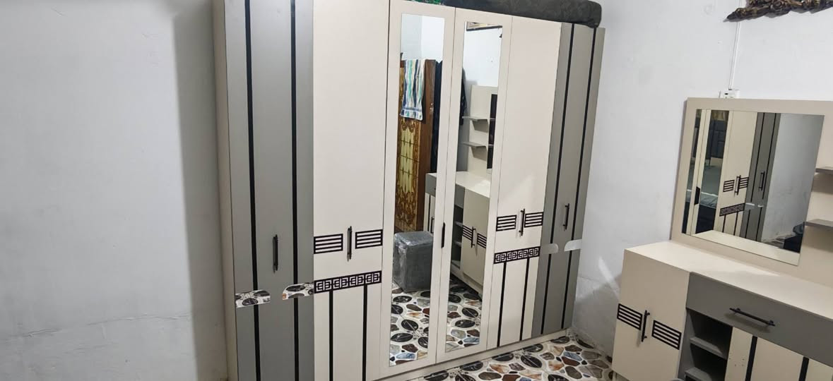 غرفه نوم تركي تحتوي على:
1.ميز تواليت
2.جربايه نفرين
3.مخزن منفصل جربايه 
4.كوميديات2
5.طابوريه 
6.كنتور 
7.دوشك نفرين التركي الاصلي +فرشه وياه
صارله شهرونص عندي مامستخدمه هواي بعده بجياسته  كل هاذه 770 الله شاهد خسران بيه غير متواجد على الفيس المكان ديوانيه
***********
