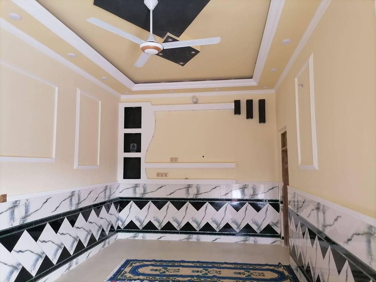 مستعدون لصباغة ابواب وشبابيك والجدران /تغليف فلين/  / تغليف ورق جدران / للاستفسار الاتصال☎️📲/*********** //ميسان متوفر حاليآ 📞 كادر صباغ دوار حكوميه المدارس رقم ثاني متوفر
