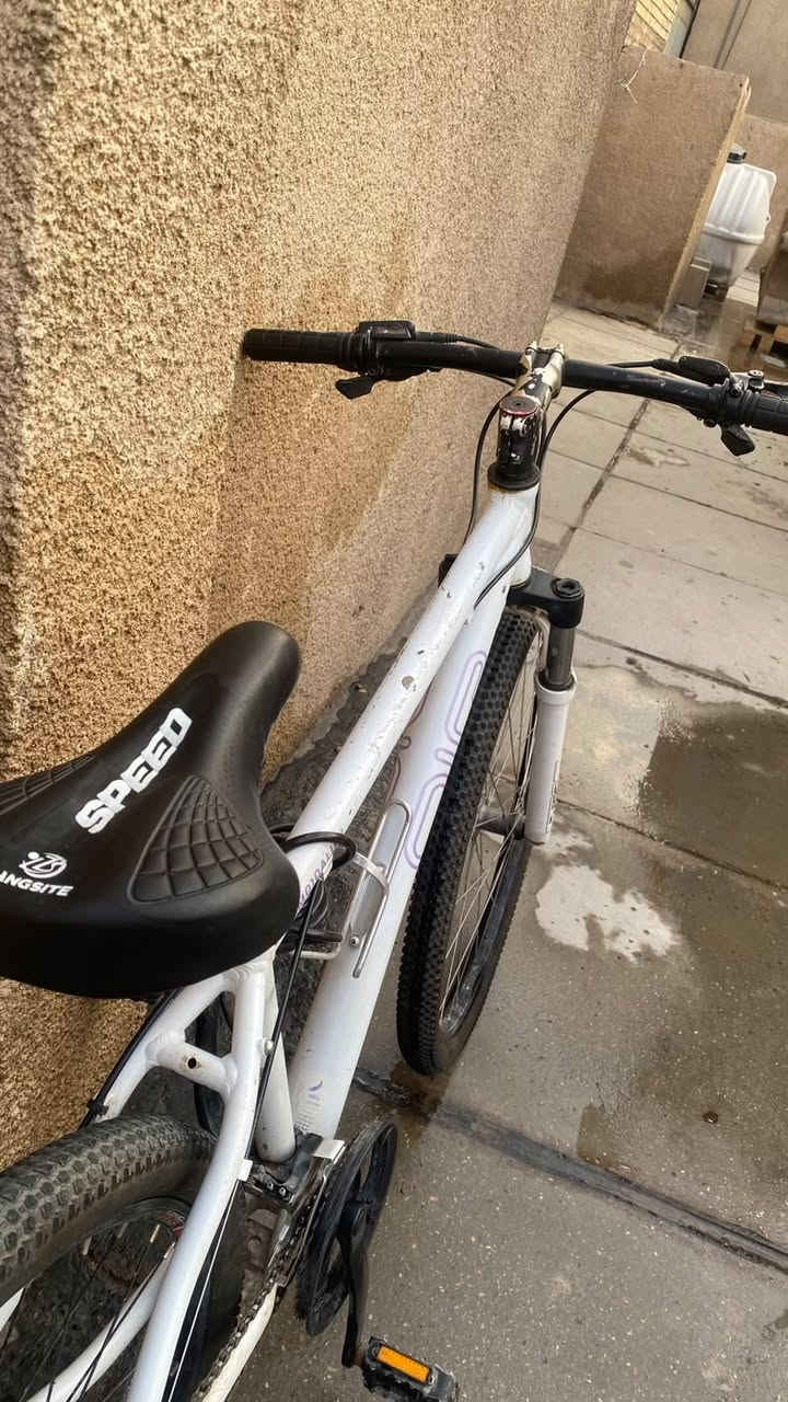 🚲 بايسكل GIR ألمنيوم للبيع 🚲
🔹 النوع: GIR
🔹 الشاصي: ألمنيوم خفيف
🔹 البريكات: هيدروليك 🛑
🔹 السرعات:   3 أمامي × 9 خلفي ⚙️
🔹 الإطارات: Maxxis Ikon MTB
🔹 الفورك: RockShox
🔹 البايسكل نظيف وجاهز للاستخدام ✅
💰 السعر: 150 ألف دينار
بغداد البلديات 
***********
