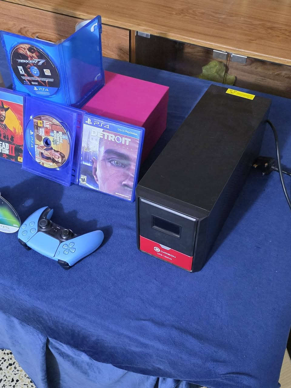 بلي 5 سلم ذاكرة 1 تيرا
ملحقات الجهاز:
جوستكات ثنين اصليات
+ 5 اقراص : 
فيفا 26
تيكن ٧
Gta 5
 Red dead 2
ديترويت
+ يو بي اس حجم جبير 1500 ماركة كاربون
+ الكيبلات 
للتواصل واتساب ***********
