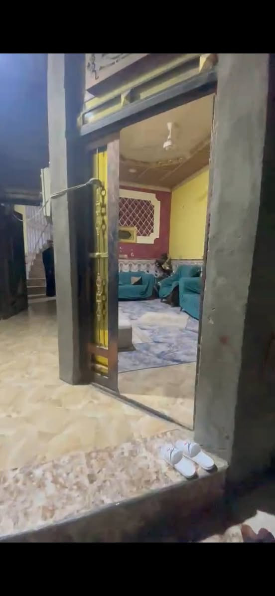 بيت رقم بلديه معامله كامله باسمي المساحه100م طابقين  يحتوي ع كراج صحيات خارجيه ديوان هول مطبخ حار وبارد صحيات داخليه الطابق الثاني غرفتين هول صحيات البيت بناء حديث ونظيف جدا الاستفسار ع الرقم ***********
