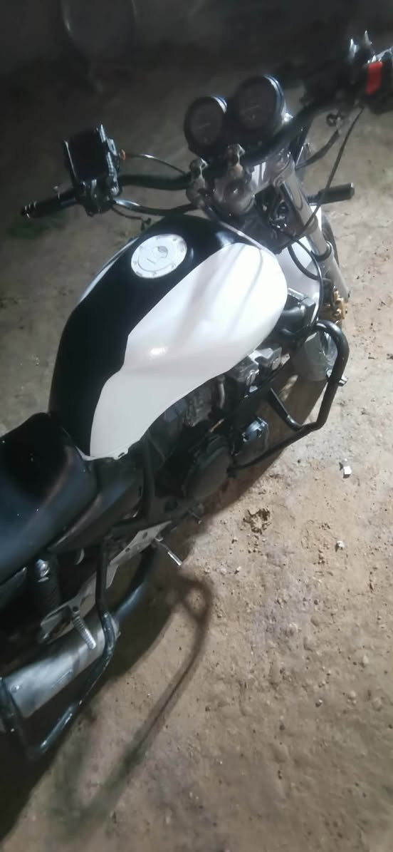السلام عليكم حبايب CB400 للبيع تفاصيلها بل خاص كلشي يخصها ***********واتساب موجود مكاني مسيب موجود بكل وقت 💙
