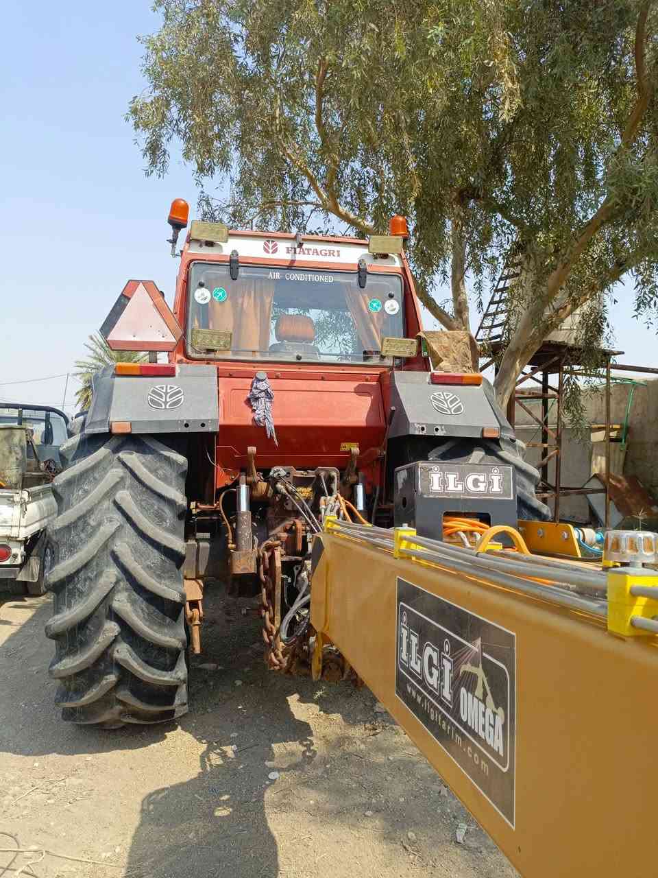 أفيات 180 نص اوتوماتيك شاصي ابو خسفه مرقمه رقم الاماني جديد تحويل جاهزة العمل ليز 3.5 او مصطرة جديد مكينه مشروطه كير ومحرك. رقم موبايل ***********
