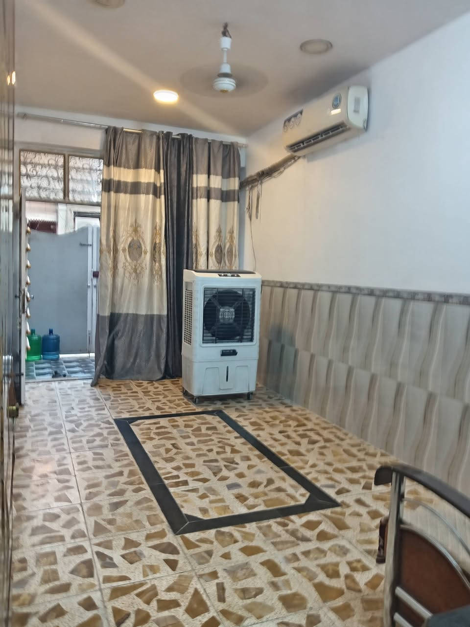 بيت 60 متر يحتوي على ثلاث غرف وحمامات اثنين فوك وجوة وغرفة جوة وغرفتين فوك يحتوي على جميع الخدمات موقعة جيد على شارع سوك2 ومولدات 2 وراس الفرع صيدليه واسواق وعيادة بيطرية موقع سوك اربع الاف قرب عيادة البيطرية للستفسار ***********
