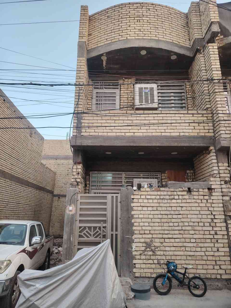 السلام عليكم ورحمة الله / بيت للبيع مساحة ٥٠ متر في الخطيب الزراعي واجهه ٤ ونزال ١٢ ونص بالقرب من مكتب حميد العويني من جهة الهياكل / تفاصيل البيت الطابق الأول صاله ومطبخ وترك وصحيات داخلية وخارجية والطابق الثاني غرفتين نوم البيت كامل من كلشي السعر على الخاص او الواتساب *********** ابو حيدر
