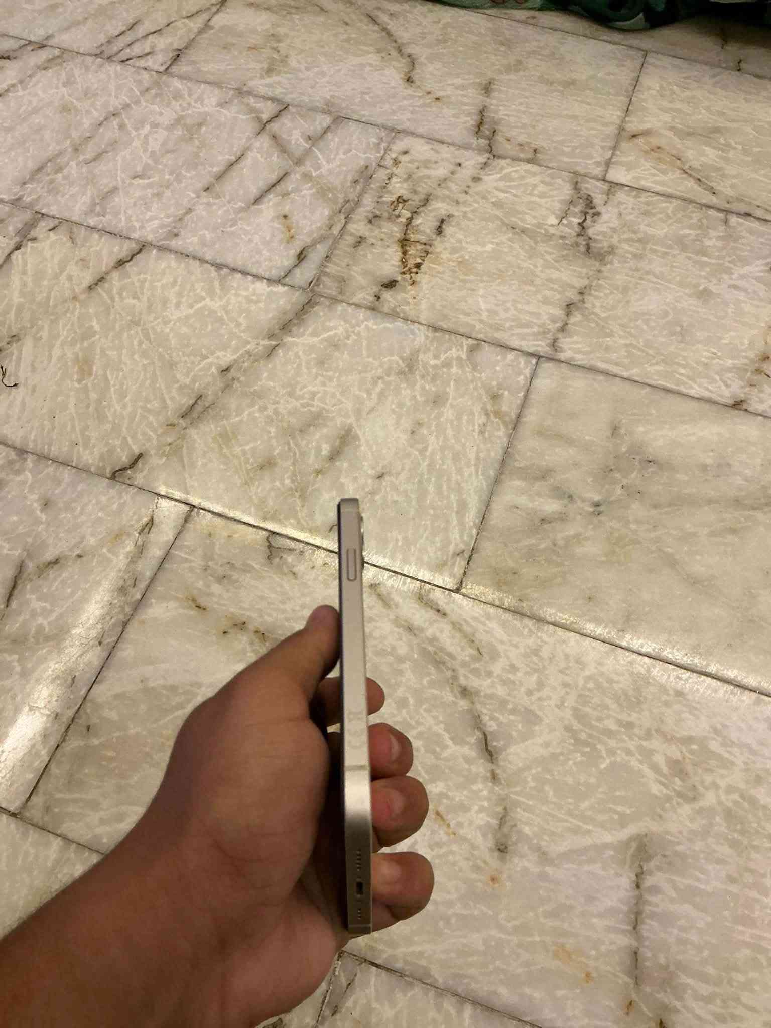 السلام عليكم ايفون١٢ عادي ذاكره١٢٨
الجهاز كلش نضيف واستعمال خفيف بس تصفح ومراسله امبدل شاشه وبطاريه والبطاريه من جانبك واهم شي معشوق الجماهير (شرق اوسط) الفيس أيدي شغال 

سعر الجهاز ٢٧٠ وقابل للتفاوض الرقم بغداد الشعله الرقم *********** ما عندي توصيل

نص مكتوب في الصور:
- 9:44 G حول الاسم إصدار iOS 27.0 اسم الطراز iPhone 12 رقم الطراز MGJC3AA/A الرقم التسلسلي FFXG18010F0Y انتهت صلاحية التغطية سجل تاريخ القطع والخدمة الأغاني 0 الفيديوهات 45 الصور 61 التطبيقات 29
- 9:44 القطع والخدمة تجمع Apple سجل تاريخ القطع والخدمة، وهذا السجل يعرض معلومات عن هذا الـ iPhone وحالته وتفاصيل إصلاحه. معرفة المزيد... سجل تاريخ الخدمة الشاشة غير معروف البطارية غير معروف
- 9:44
- حالة البطارية والشحن
- رسالة مهمة حول البطارية
- تعذر التحقق من أن بطارية هذا الـ iPhone بطارية أصلية
- من Apple. قد لا تكون التفاصيل دقيقة تمامًا.
- لمعرفة المزيد
- الحد الأقصى للقدرة
- 90%
- هذا قياس لققدرة البطارية مقارنة بقدرتها عندما كانت جديدة. قد
- تتسبب القدرة المنخفضة بتقليل ساعات الاستخدام بين عملية
- الشحن والأخرى.
- أقصى قدرة للأداء
- الـ iPhone غير قادر على تحديد عمر البطارية.
- شحن البطارية المحسن
- للحد من استنزاف عمر البطارية، يتعلم الـ iPhone من عادات
- الشحن اليومية، بحيث ينتظر ولا يتجاوز %80 حتى يحين موعد
- حاجتك إلى استخدامه.