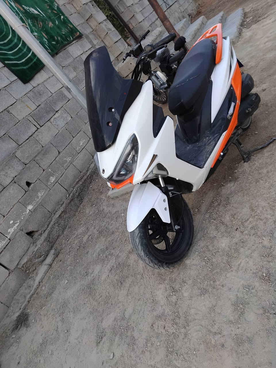 سلام و عليكم دراجة سكنس البيع مديل ٢٥ كهربيات شغال مكينة ما مفتوحة سعر 700 بيهة مجال مكأني ديالى بلدروز 
***********
