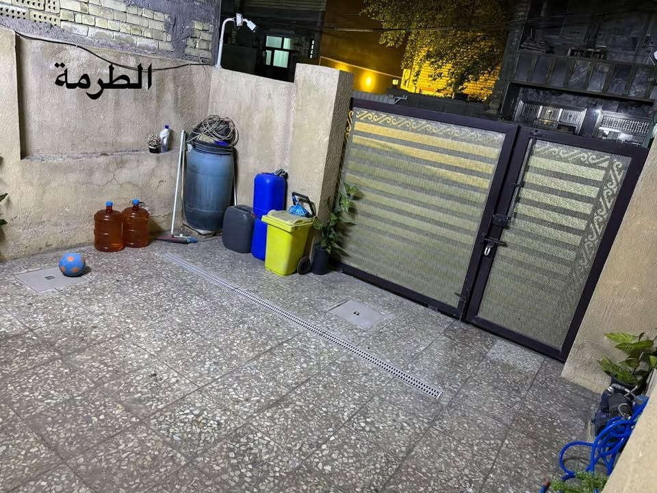 السلام عليكم

🏡 للبيع بيت سكني – طابو ملك صرف 

📍 الموقع: الأمين الثانية – فرع أفران السعادة
قرب سوق الامين - وجامع وحسينية المحسن

📐 المساحة: 100 م²
📏 الواجهة: 5 م
📏 النزال: 20 م

✅ طابقين ونصف.
✅ طابو ملك صرف، والبيت باسمي.
✅ مدخلين للبيت.

تفاصيل البيت:

🔹 الطابق الأرضي:

* طرمة.
* مدخل على الاستقبال.
* مدخل مستقل على المطبخ.
* منور.
* حمام.
* غرفة نوم.

🔹 الطابق الأول:

* غرف نوم عدد (2).
* حمام.

🔹 الطابق الثاني:

* بيتونة.
* غرفة نوم.
* سطحان.

تم ترميم البيت ترميماً كاملاً سنة 2023، وشمل:
✔️ تبديل جميع الأبواب والشبابيك (حديد وخشب).
✔️ إنشاء حمام جديد.
✔️ تأسيس مجاري جديد بالكامل.
✔️ تأسيس كهرباء جديد بالكامل.
✔️ تأسيس بواري الماء جديد بالكامل.
✔️ سيراميك الحمامات والمطبخ جديد.
✔️ أرضيات البيت جديدة بالكامل.
✔️ شتايكر السطح جديد.
✔️ جص وبياض جديد.
✔️ درج ومحجر حديد جديد.
✔️ واجهة لبخ ونثر جديدة.

🔸 البيت يحتاج صبغ فقط.

يشمل البيع:

* كاونتر المطبخ.
* (4) سبالت: ثلاث سبالت حجم طن، وسبلت واحدة حجم طن ونصف.
* منظومة كاميرات مراقبة عدد (5) عالية الدقة.

💰 السعر: 215 مليون دينار، وقابل للتفاوض .

📞 للاستفسار والاتصال أو المراسلة:
ماسنجر / واتساب / اتصال: ***********
