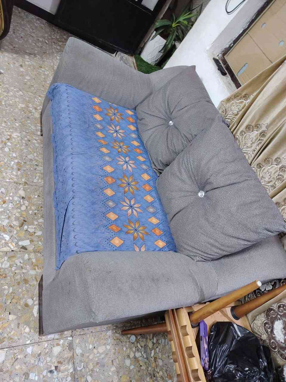 السلام عليكم قنفات شكلين لون جوزي 5 مقاعد سعره 75 وبي مجال ما بي اي ضرر  لون رصاصي 6 مقاعد سعره 75 نضيفات المكان بغداد ابو دشير للتواصل *********** واتساب

