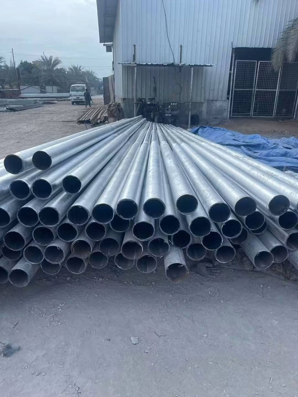 **شركة الرسول *
**لتصنيع أعمدة الكهرباء والأسلاك** ⚡

نقدم لكم أجود المنتجات المصنعة بكفاءة عالية لتلبية احتياجاتكم:

♦️ **أعمدة الكهرباء المتوفرة (مصبوغة وجاهزة):**

1. **عمود مدور واطي:** سمك 3 ملم | طول 9 متر.
2. **عمود مدور واطي:** سمك 3 ملم | طول 8 متر.
3. **عمود مدور عالي:** سمك 3 ملم | طول 11 متر.
4. **عمود مشبك واطي:** سمك 5 ملم | طول 9 متر.
5. **عمود مشبك عالي:** سمك 5 ملم | طول 11 متر.
6. **أعمدة مغلونة (مشبك + مدور):** خاضعة لفحص وزارة الكهرباء وبجميع القياسات (العالي والواطي).

♦️ **المواد والملحقات الكهربائية:**
🔹 أسلاك عالية الجودة وفق المعايير العالمية.
🔹 فناجين (واطي وعالي) لتلبية كافة المتطلبات.
🔹 براكيتات تثبيت قوية وموثوقة.
🔹 كتاوت لنك فيوز بمعايير أمان معتمدة لضمان السلامة.

✅ **خدماتنا المتكاملة:**
(تجهيز — نصب — تسليك — توصيل سريع إلى جميع محافظات العراق)

📢 مستعدون لتجهيز دوائر الدولة، المشاريع الاستثمارية، والمزارع.

📞 **للتواصل والاستفسار:**
*********** 
*********** واتساب 
 

💬 راسلنا الآن عبر الواتساب أو ماسنجر للطلب والاستعلام.

🚚 **خدمة التوصيل السريع متوفرة لأي مكان في العراق!**
هو

نص مكتوب في الصور:
- 50W 100W 150W 200W 250W