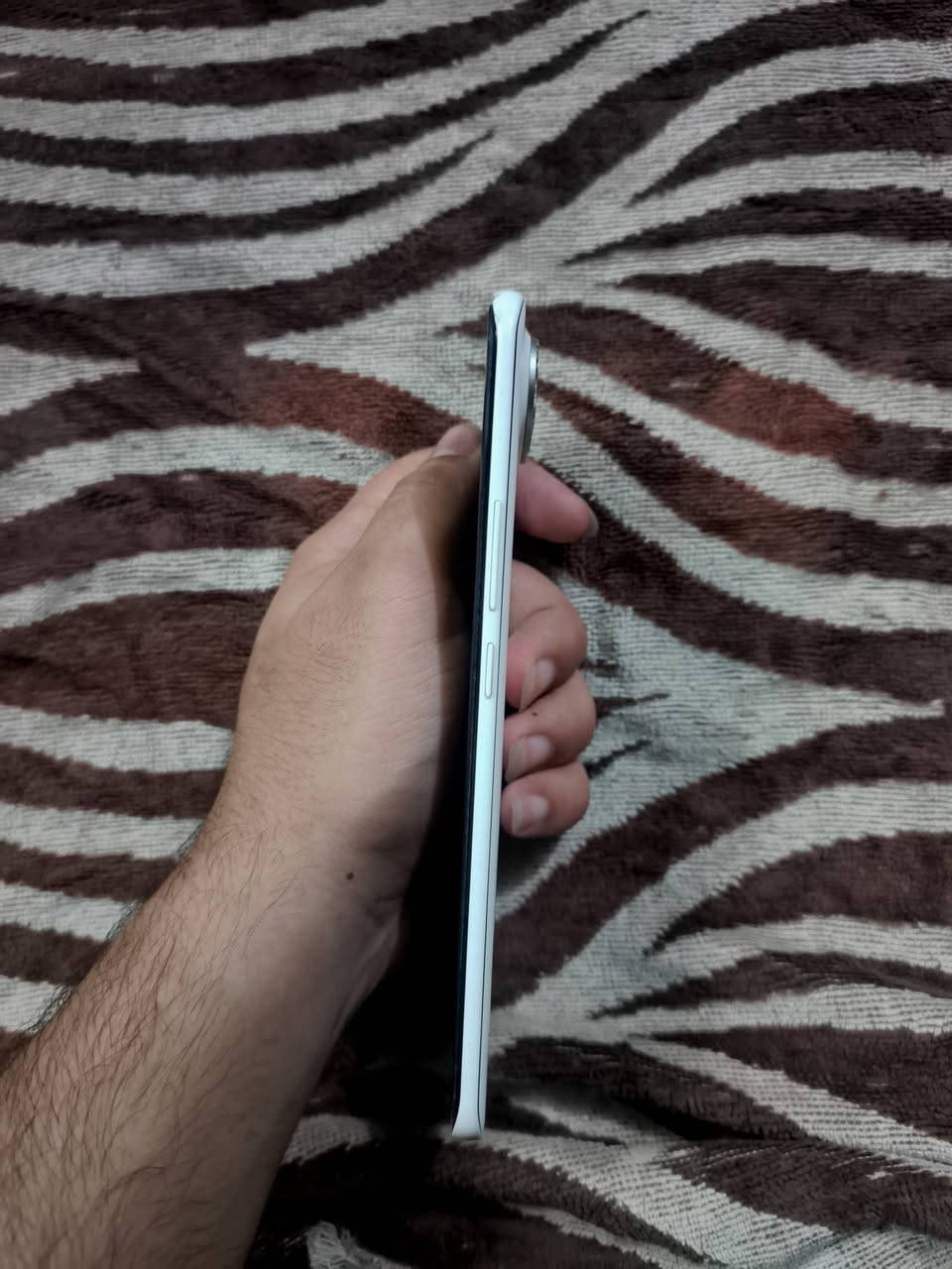 للبيع + مراوس Tecno Pova Slim 5G

نظافة 90% بي ضربه خفيفه مامفتوح ولا مصلح 

شاشة XDR AMOLED منحنية 144Hz دقه 1.5K حجم 6.78

التخزين: 256GB رام 8GB+8GB

الكامرات: 50MP + 2MP + 13MP مع مثبت OIS 

بطاريه: 5160mAh شحن سريع 45W نضام اندرود 16

الملحقات كفرين + لزكة اصلية مضلله واذا تريد شاحنه اصلية ب 5 الاف 

السعر: 275 الف وبي مجال بسيط يرهم مراوس

المكان: النجف الكوفة / قرب مسلم بن عقيل

متوفر توصبل لكل المحافظات باعتماد فقط

نص مكتوب في الصور:
- بطاقة الضمان
- TECNO POVA Slim 5G KM9 :نموذج
- 357264720409771 / 357264726059448 :IMEI
- 23-11-2026
- تاريخ انتهاء مدة الضمان سنة - شهر - يوم
- نطاق الضمان:
- إذا تعطل الهاتف خلال فترة الضمان، ستحظى بخدمة صيانة مجانية
- اعرف المزيد