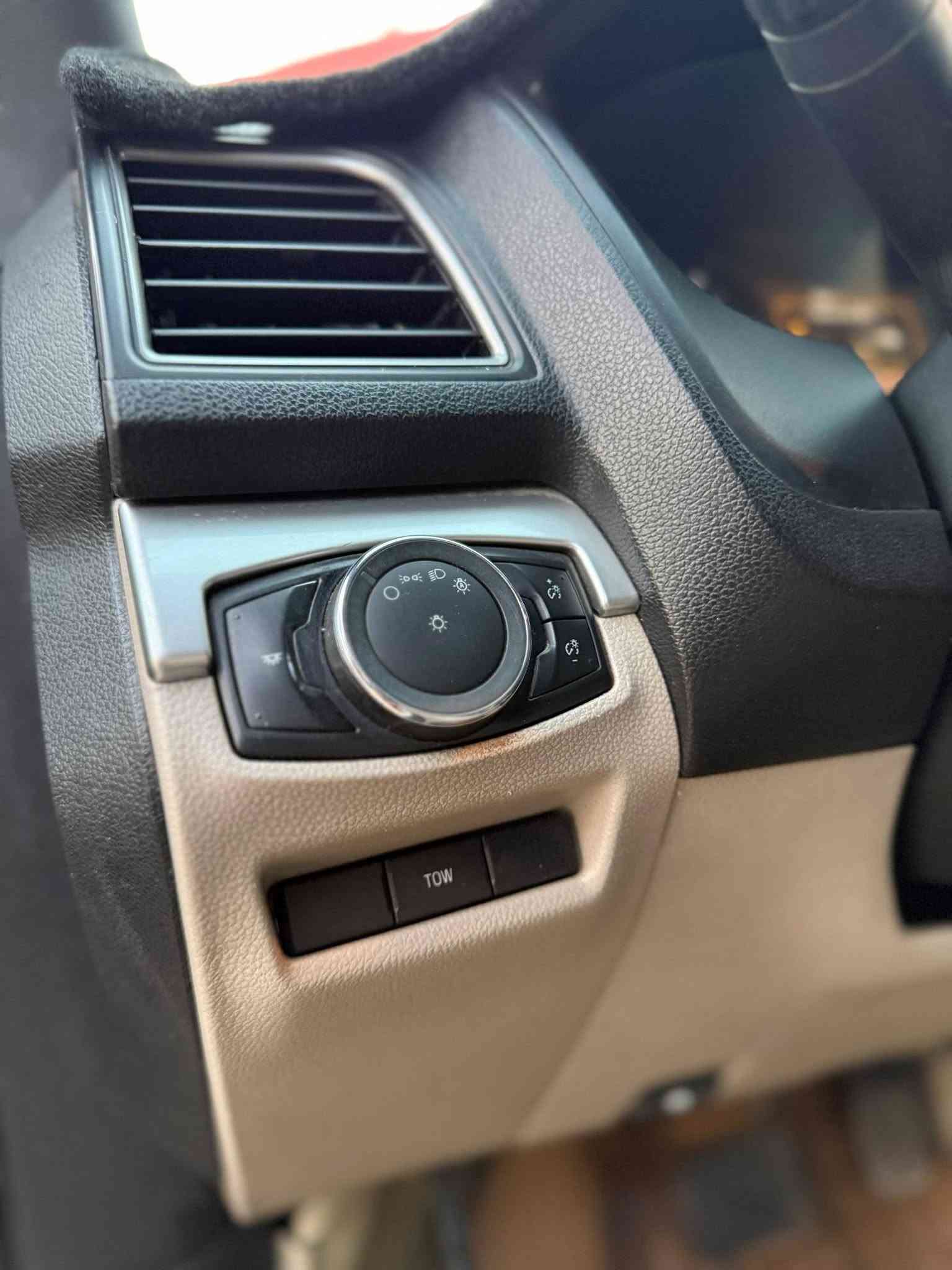 � للبيع | فورد إكسبلورر XLT 2018
* الموديل: Ford Explorer XLT
* السنة: 2018
* الدفع: 4×4 دفع رباعي
* المحرك: 3.5 لتر V6 تنفس طبيعي، بدون تيربو
* الممشى: 106 ألف ميل فقط
* الحالة: Clean Title — كلين تايتل
* رقم جديد
* السنوية جديدة لغاية 2031
* كوبون بنزين
* عدد المقاعد: 7 مقاعد
* تبريد مركزي
* كاميرات
* شاشة كبيرة
* تحكمات ستيرن (مقود
السعر ١٩٠ مجال
مكان كركوك 
***********
