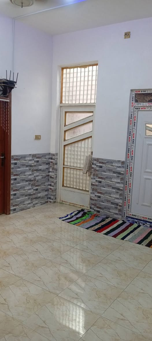بيت مساحه ٢٠٠ غرف ٢ مطبخ ديوانيه حمام داخلي و مناور ٢ وصحيات خارجيه جاهز سيراميك حته ل مناور ول حوش ويا سبالت شغالات عدد ٣ لبيت بل حاوي لعباس منطقت رشيد لسراي عل كرمه لبيت صب اساس وصطح كونكريت رباط اتصل عل رقم ***********
